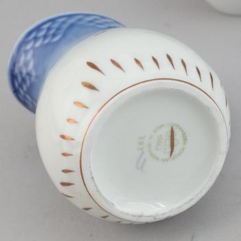 Bing & Grøndahl, a 41-pcs, porcelain coffee and tea service "Seagull" (Måsen), Denmark.