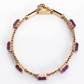 An 18K gold bracelet, with emerald-cut amethysts.