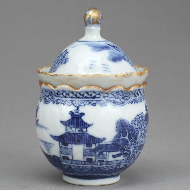 CREMEKOPPAR, 5 st, porslin, Qingdynastin, Qianlong (1736-1795).