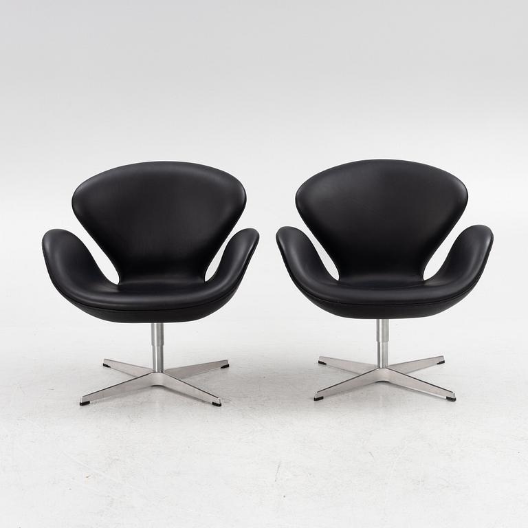 Arne Jacobsen, a pair of "Swan" armchairs, Fritz Hansen, Denmark, 2007.