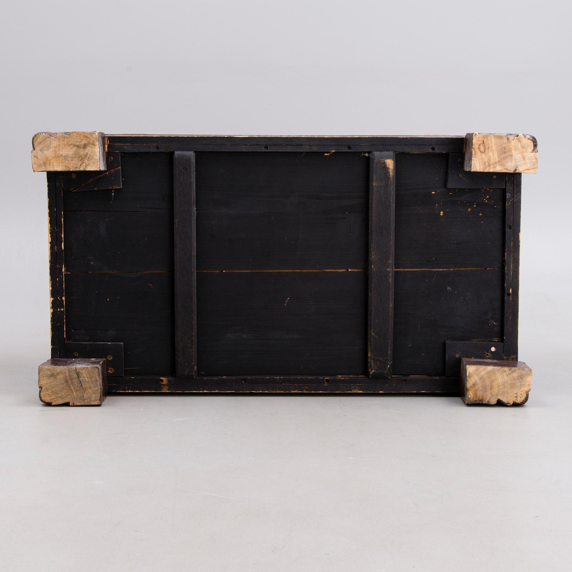 KAMFERKISTA, Kina 1900-talets början.