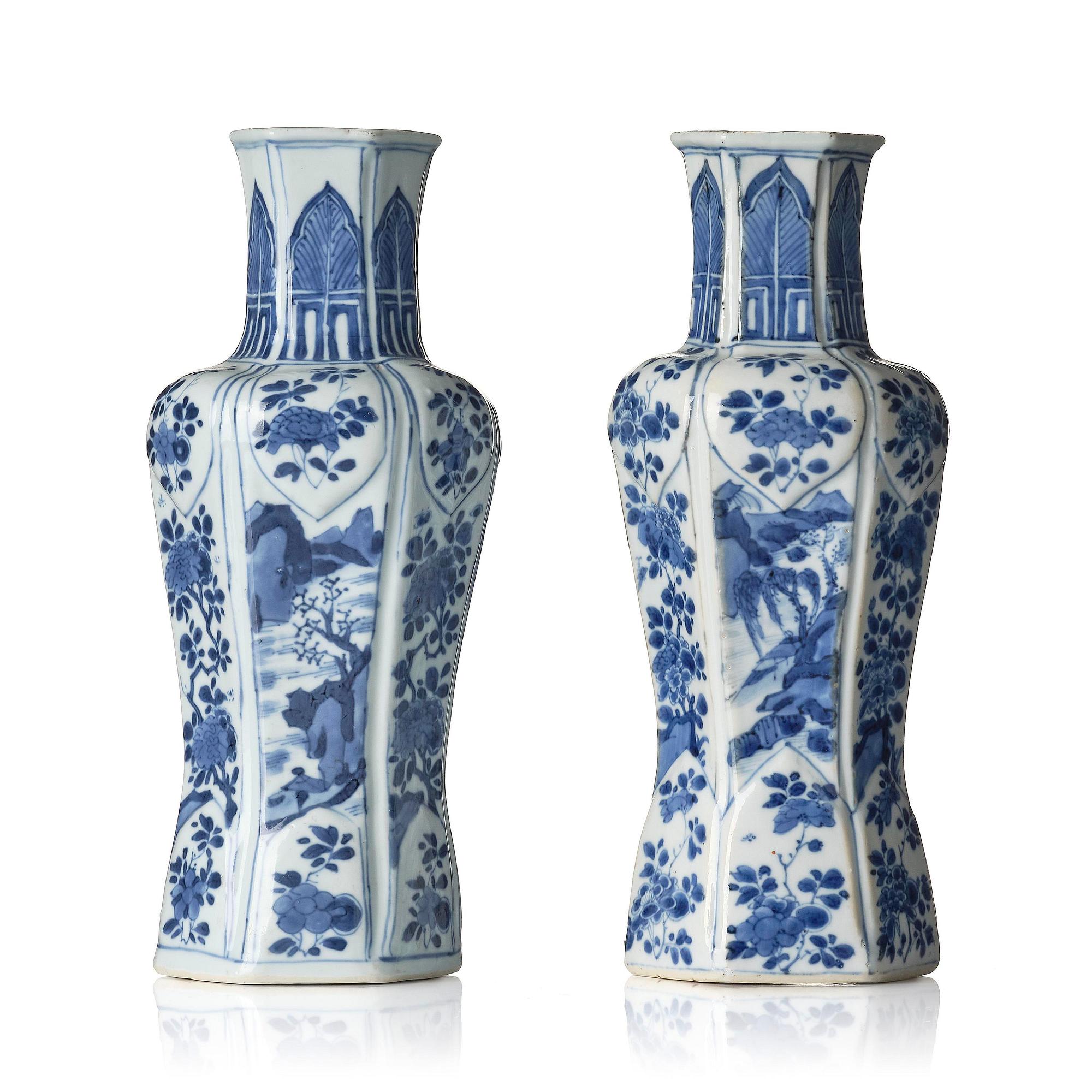 A pair of blue and white vases, Qing dynasty, Kangxi (1662-1722).
