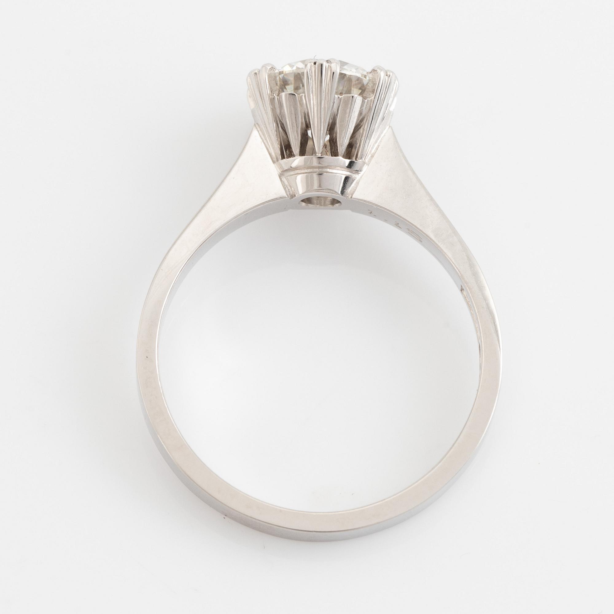 An 18K white gold ring set with a round brilliant-cut diamond.