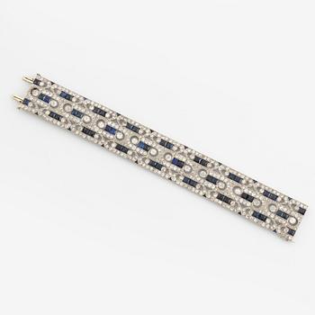 Armband platina med gammalslipade diamanter och trappslipade safirer.