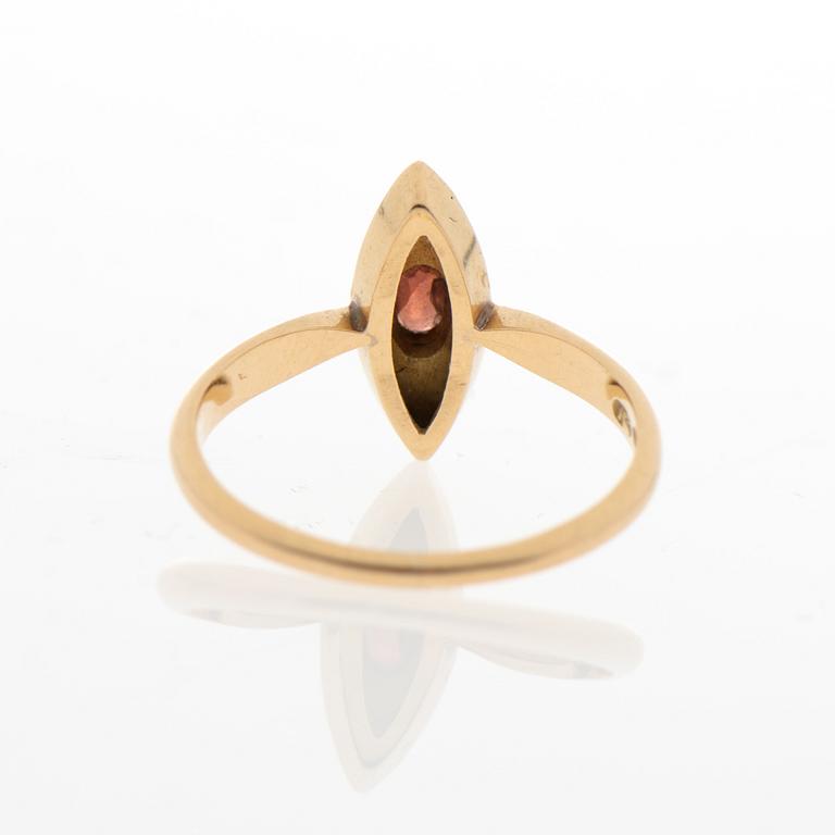 SORMUS, viistehiottu granaatti, helmet, 18K kultaa. Suomen Kultaseppä, Turku.