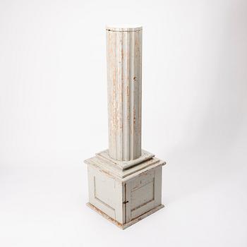 KOLONNSKÅP, gustaviansk, 1800-talets första hälft.