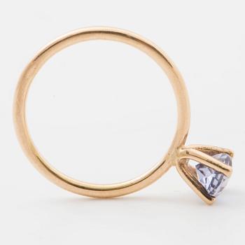 RING, med oval fasettslipad tanzanit.
