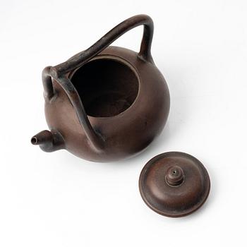 A Chinese yixing teapot, late Qing dynasty /around 1900.