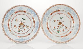 196. A pair of famille verte dishes, Qing dynasty, Kangxi (1662-1722).