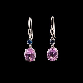 362. A PAIR OF EARRINGS, Pakistani pink kunzites 7.60 ct, 2 blue sapphires 0.40 ct. 14K gold.