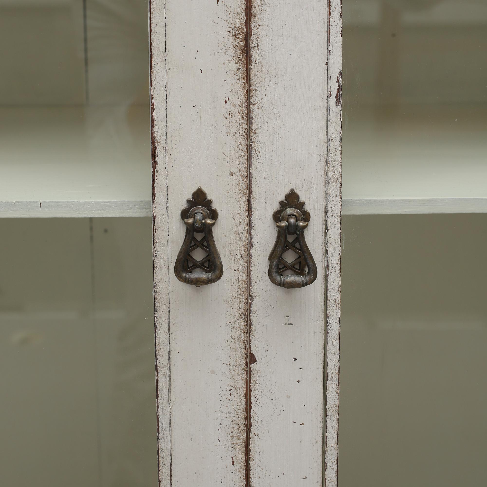 VITRINSKÅP, modern tillverkning av äldre delar.