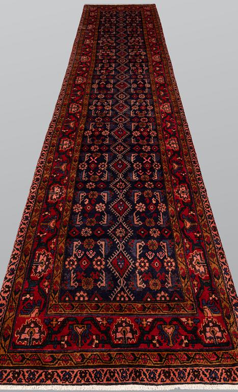 A Hamadan runner, approx. 540 x 110 cm.