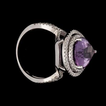 RING, 14k vitguld, droppformad ametist och små briljantslipade diamanter. Vikt ca 5,2 gram.