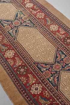 MATTO, an antique/semi-antique Hamadan, one of a pair, ca 534 x 114 cm (as well as 2,5 and 1,5 cm flat weave at.