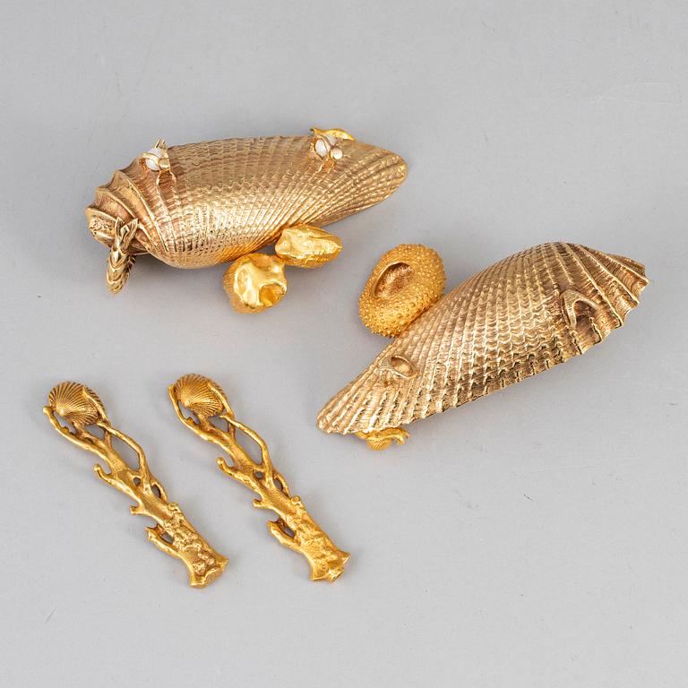 A pair of 14ct gold salt-cellars and spoons, unmarked.