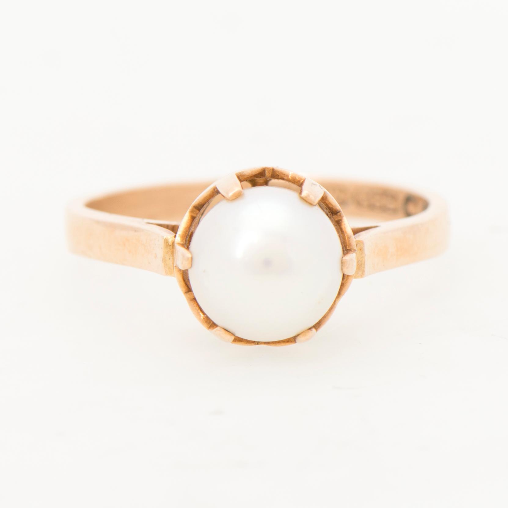 RING, odlad pärla, 14K guld. Auran Kultaseppä, Åbo 1969.