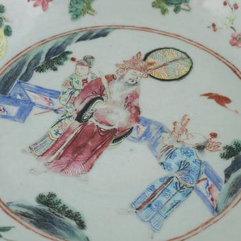 A porcelain bowl/wash basin, China, late Qing dynasty.