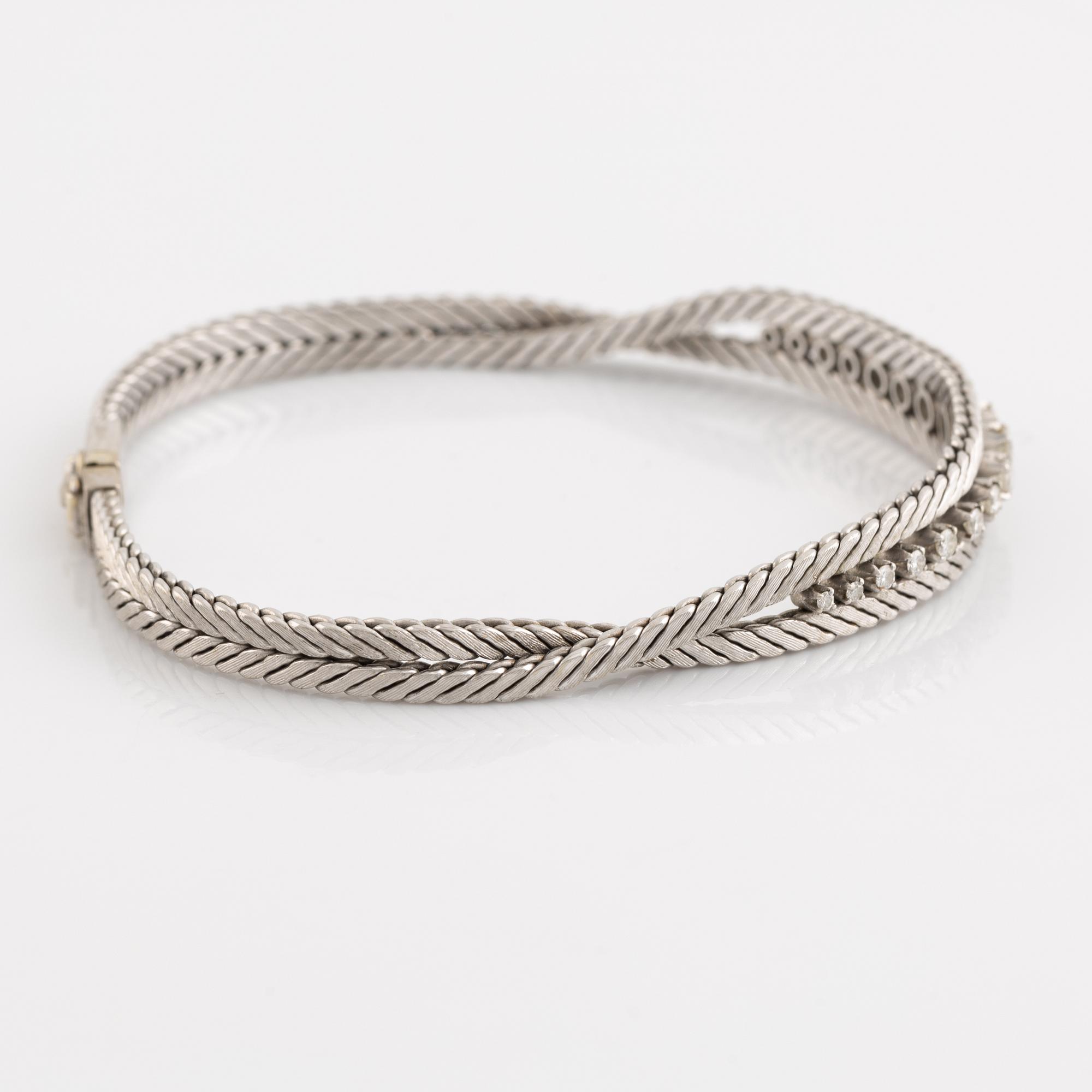 18K white gold and brilliant cut diamond bracelet.