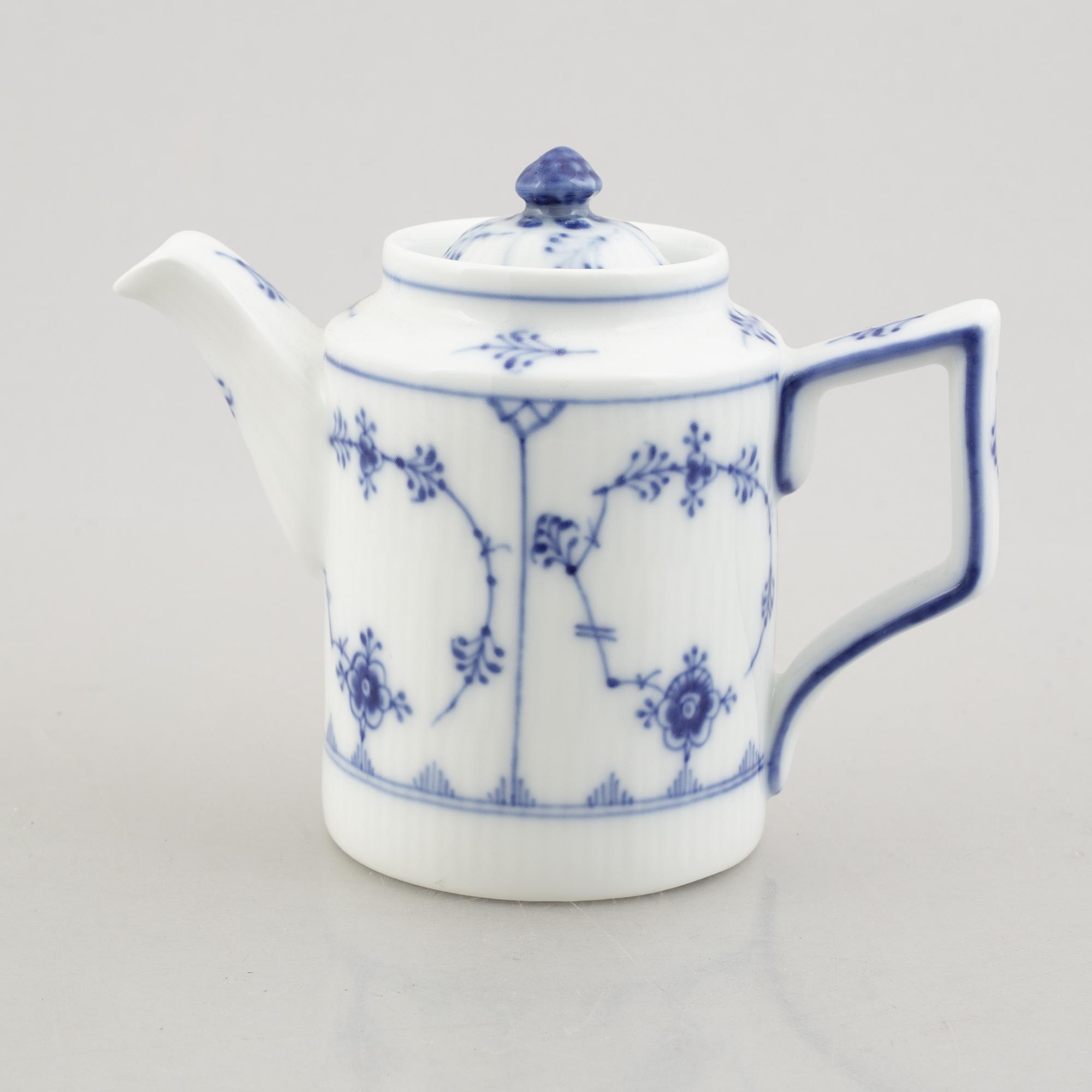 A "Blue fluted" / "Musselmalet" Coffee pot, ROyal Copenhagen, empire style, model 2065, 1898-1923.