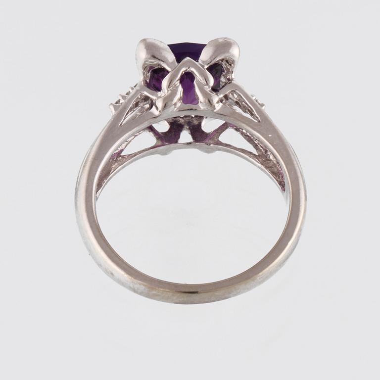 RING, 14K guld med checkerslipad ametist samt 6 briljantslipade diamanter. Vikt 4,9 gram.