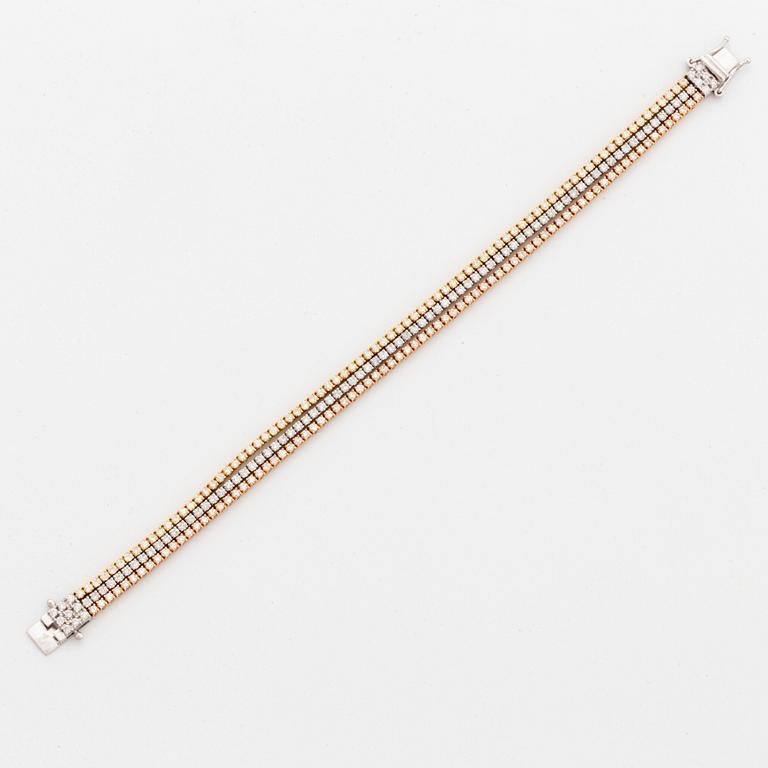 An 18K gold tennis bracelet set with round brilliant-cut diamonds.