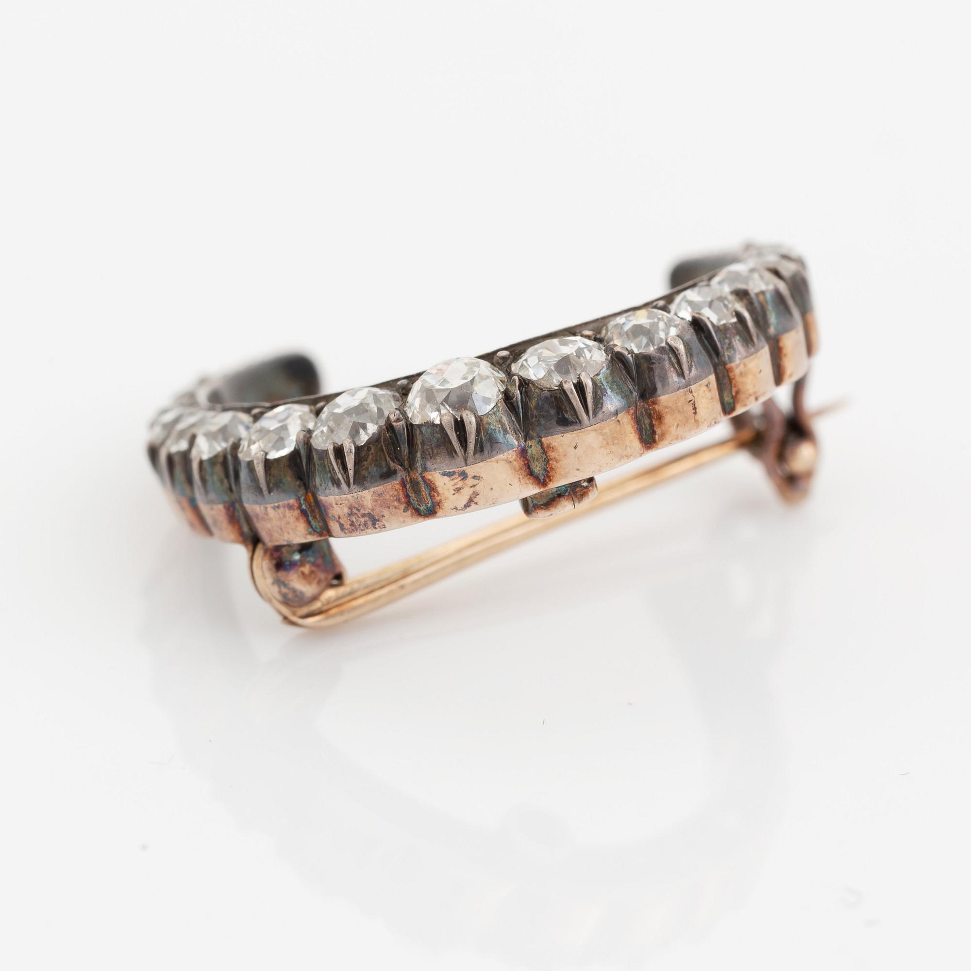 Brosch silver och guld med gammalslipade diamanter i form av en halvmåne.