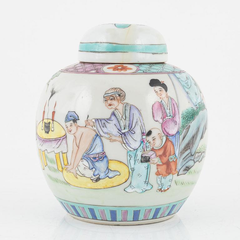 A Chinese jar with cover, 20th Century.