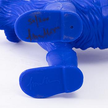 William Sweetlove, "Cloned Schnauzer with water bottle". (Blue).