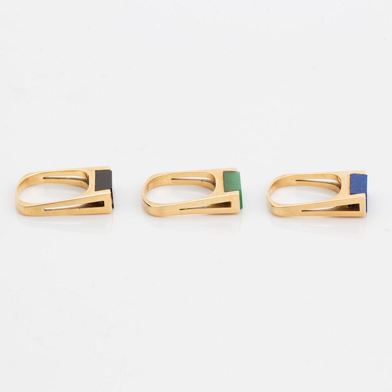 Three rings in 18K gold set with lapis lazuli, onyx and green quartz.