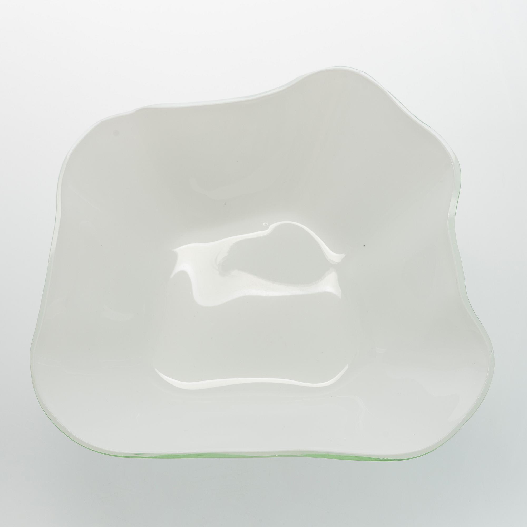 Alvar Aalto, 1 osa lasiveistoksesta, ”Aallon-kukka” 9767C, signeerattu Alvar Aalto Karhula.