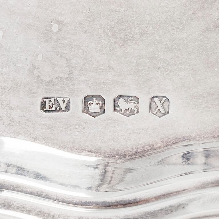 Visitkortsbrickor, 2 st, sterling silver, Viner's Ltd, Sheffield 1932 och 1940.