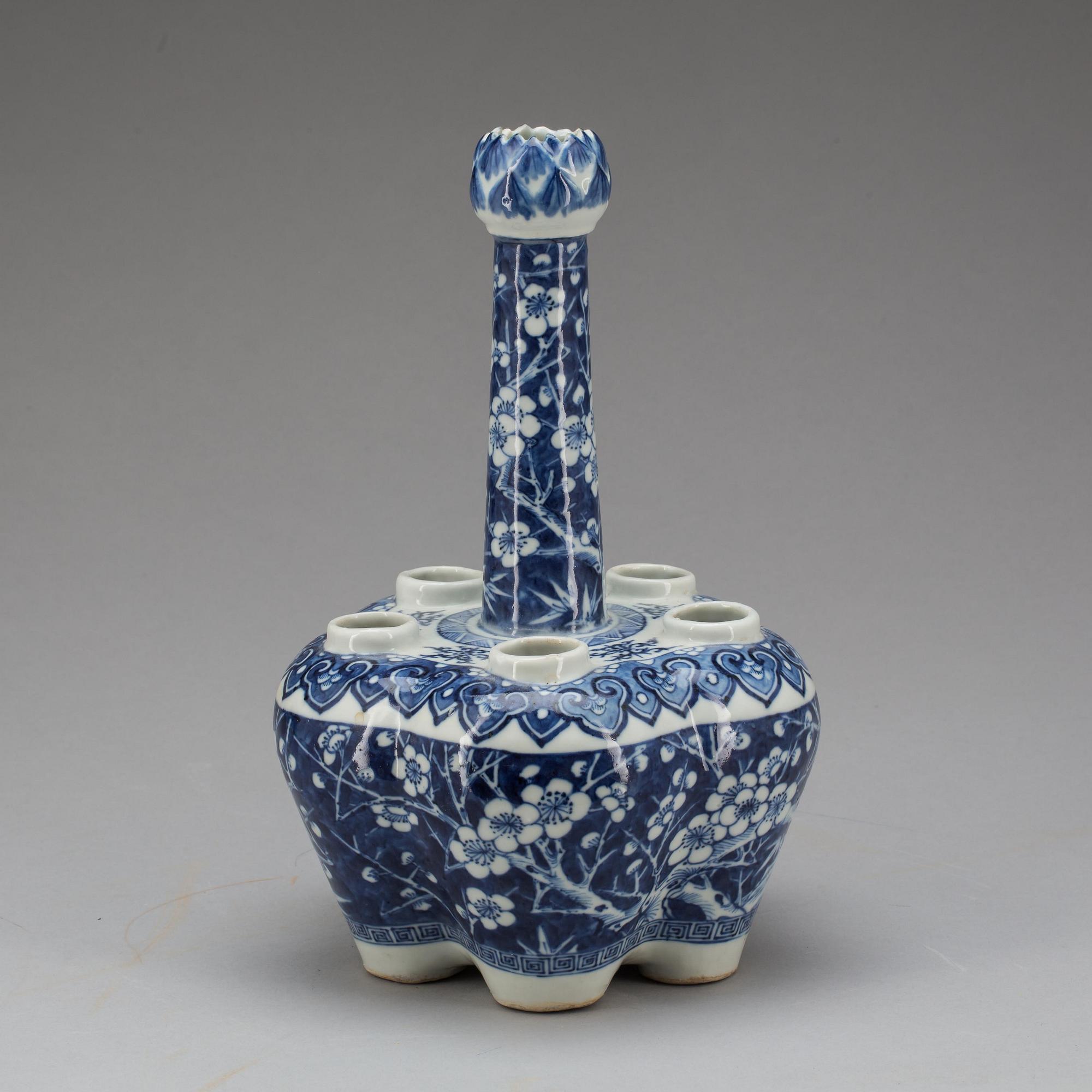 TULPANVAS, porslin, Kina, sen Qing. 1800-tal.