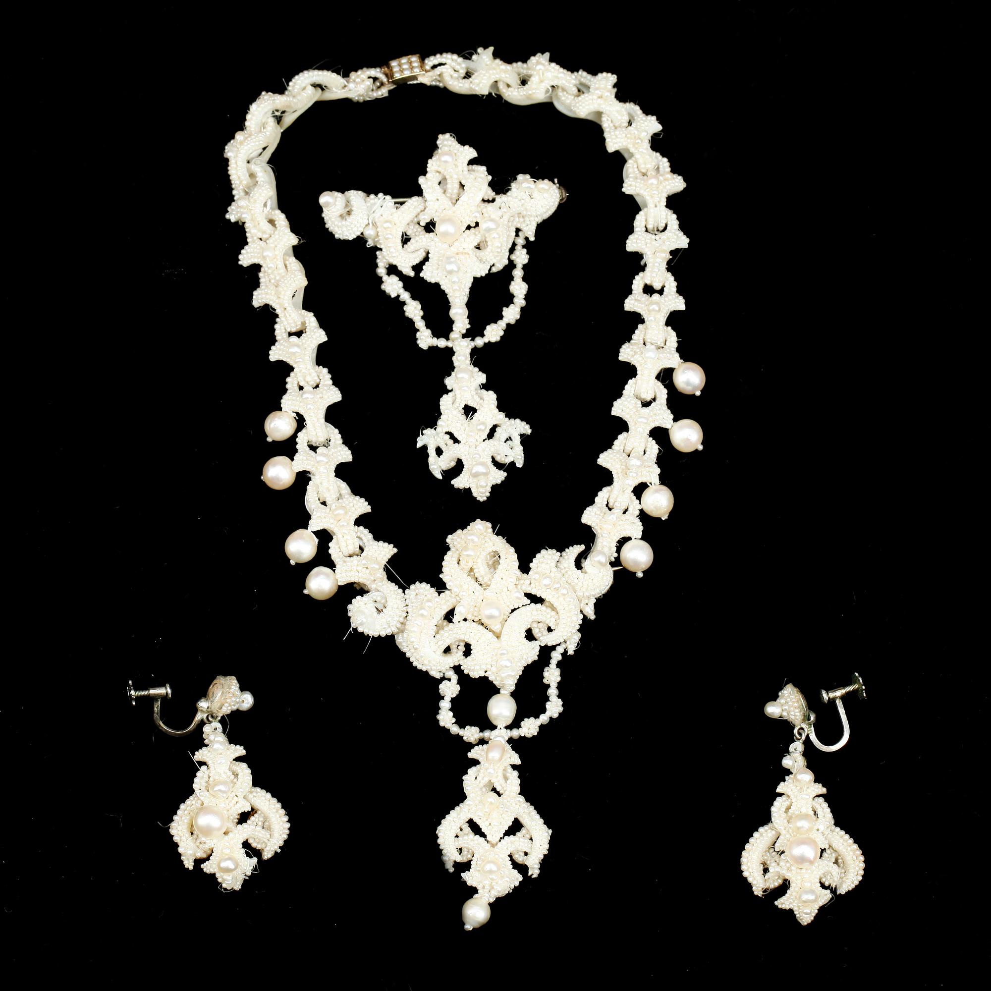 PARURE, pärlarbete, 3 delar, 1800-talets andra hälft.