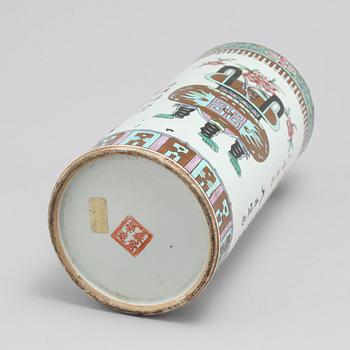 A porcelian chinese vase from the latter half of the 20th century.