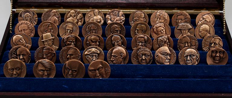 MEDALJSAMLING, 40 st, brons, "Stora Svenska Författare", 1900-talets andra hälft.