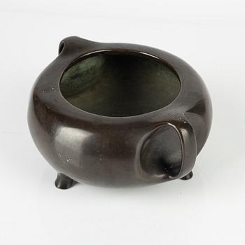 A tripod bronze censer, 19th Century.