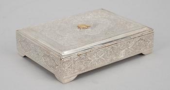SAVUKERASIA, hopeaa. Persian Shaahin valtiovierailulahja.  Paino 275 g.
