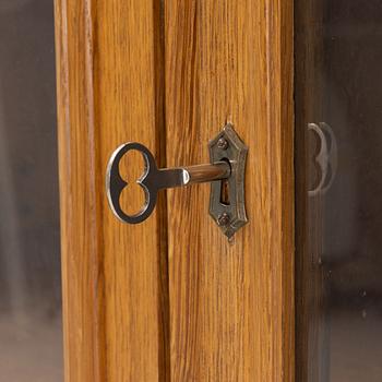 Bokskåp, tidigt 1900-tal.