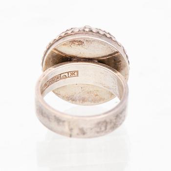 KAULAKORU, RANNEKORUJA, 2 kpl, ja SORMUS, "Halikon Kääty", hopeaa. Kalevala Koru 1972-83.