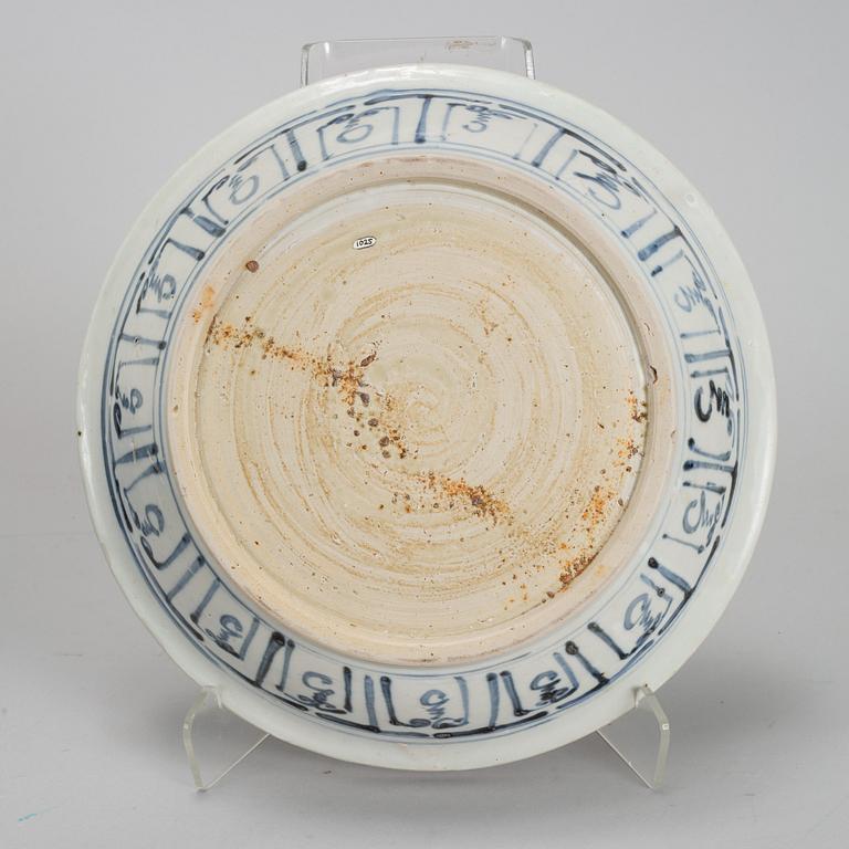 A blue and white dish, Vietnam, 16Y/17th Century.