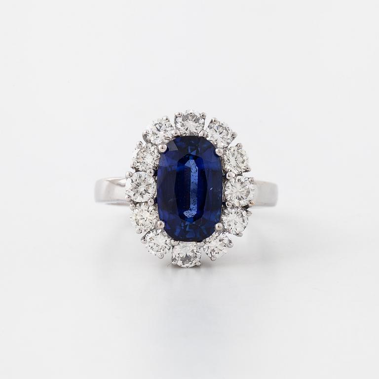 RING, med ovalslipad blå safir, 3.33 ct samt briljantslipade diamanter 1.31 ct.