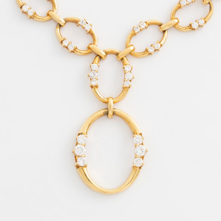 Collier 18K guld med runda briljantslipade diamanter.