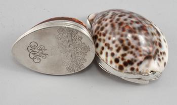 DOSOR, 2 st, silver och snäcka, 1800-tal.
