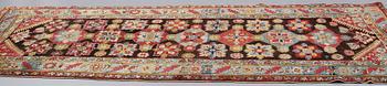 MATTA, antik Karabagh kelly, omkring 1870-1890, ca 330 x 157 cm (samt en kortsida med 1-3 cm slätväv).