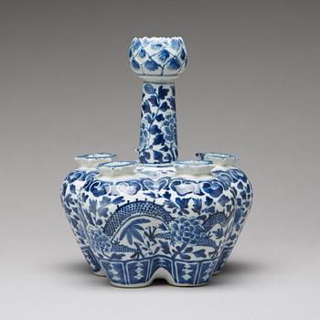 A blue and white tulip vase, Qing dynasty, 19th Century.