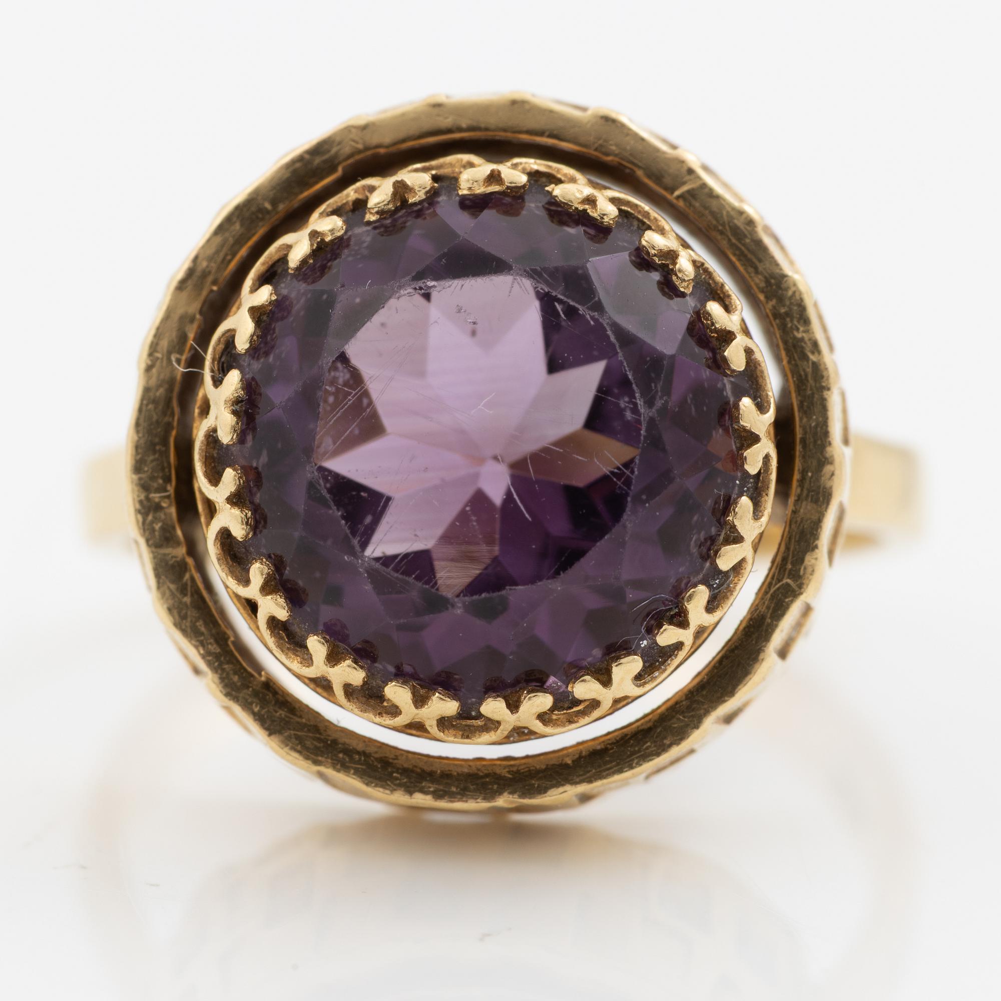 Ring 18K gold with a faceted amethyst.