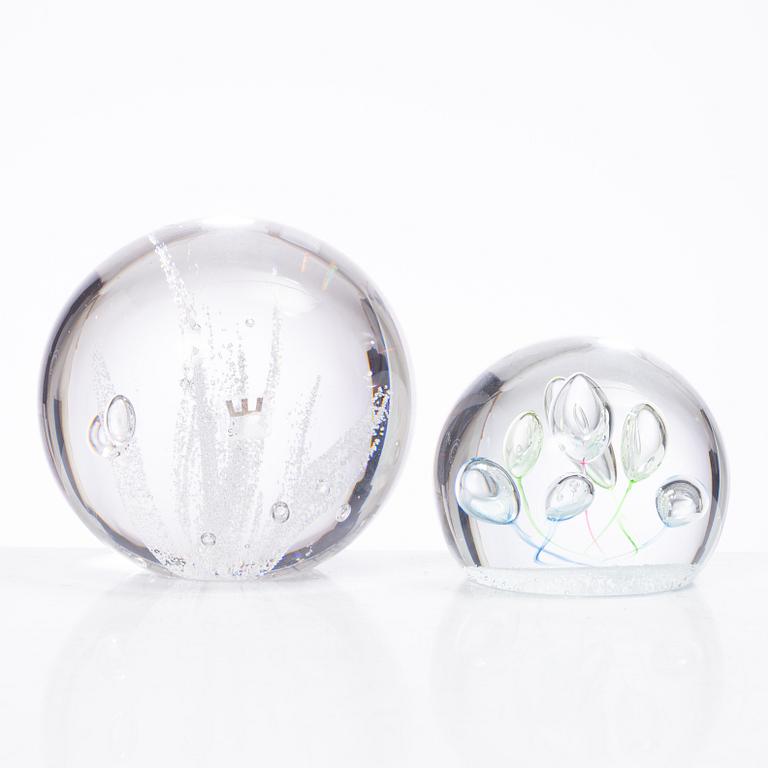 Vicke Lindstrand, Göran Wärff, Caithness of Scotland, five glass paper weights, signed.