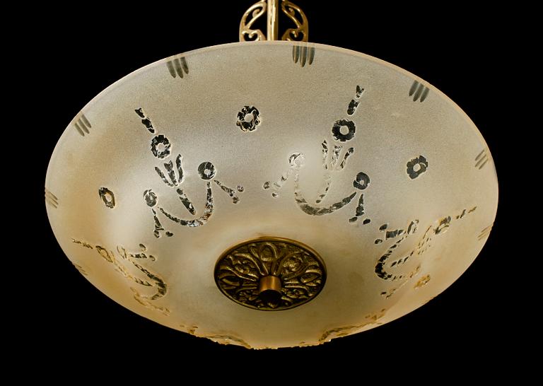 TAKLAMPA, stomme av mässing, kupa av råglas, 1900-talets mitt. H 58.