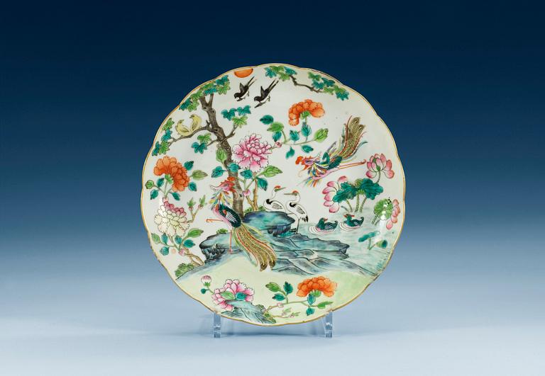 A lobed famille rose dish, Qing dynasty with Jiaqing´s seal mark, 19th Century.