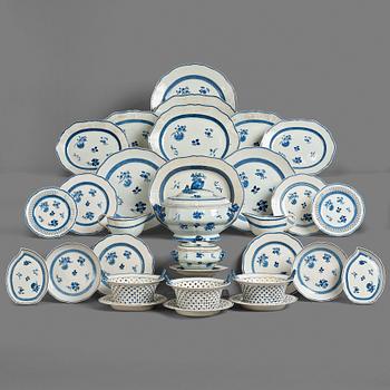 30. A blue and white dinner service, Qing dynasty, Qianlong (1736-95).(168 pieces) (152 pieces).